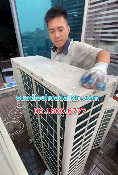 hình ảnh nhân viên tháo lắp điều hòa cho khách